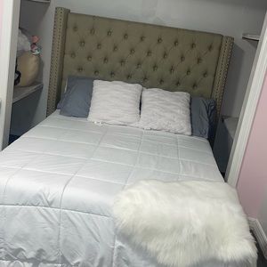 Upholstered tufted full bed